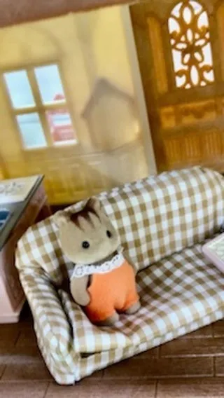 玩具屋さんでくつろぐシルバニアさん